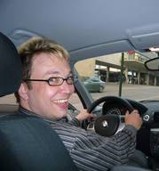 Foto des Fahrlehrers Ludwig Kitzinger in seinem Fahrschulauto