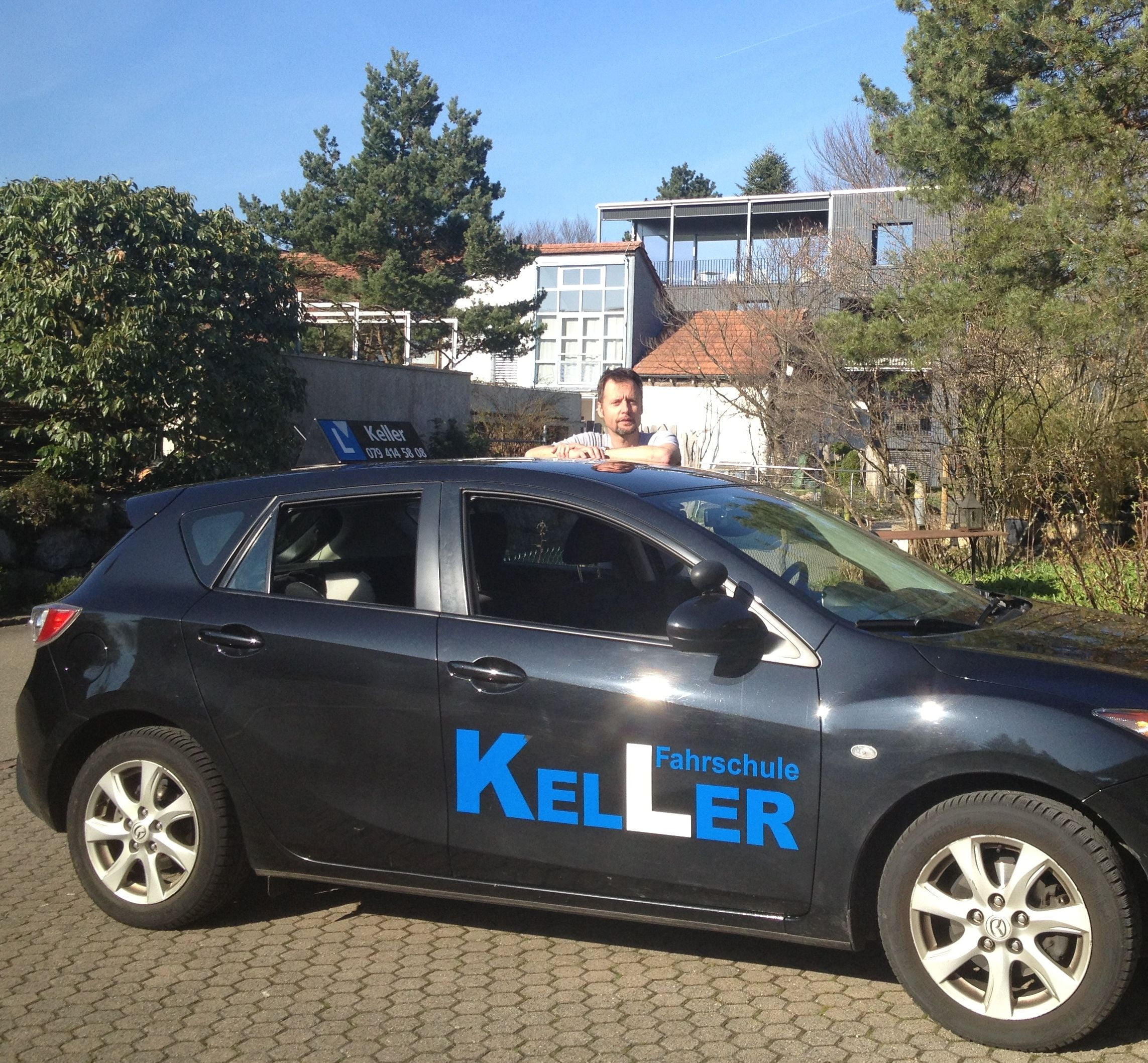 Foto des Fahrlehrers Roli Keller mit seinem Fahrschulauto