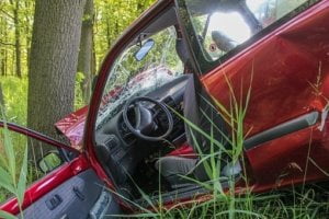 Auto fährt in Baum